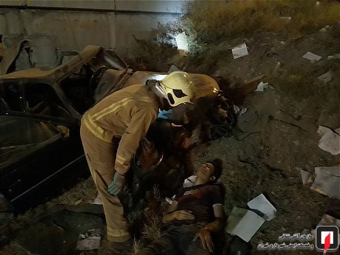 سقوط پژو پارس از روی پل روگذر خودرو در مسیر قم - تهران